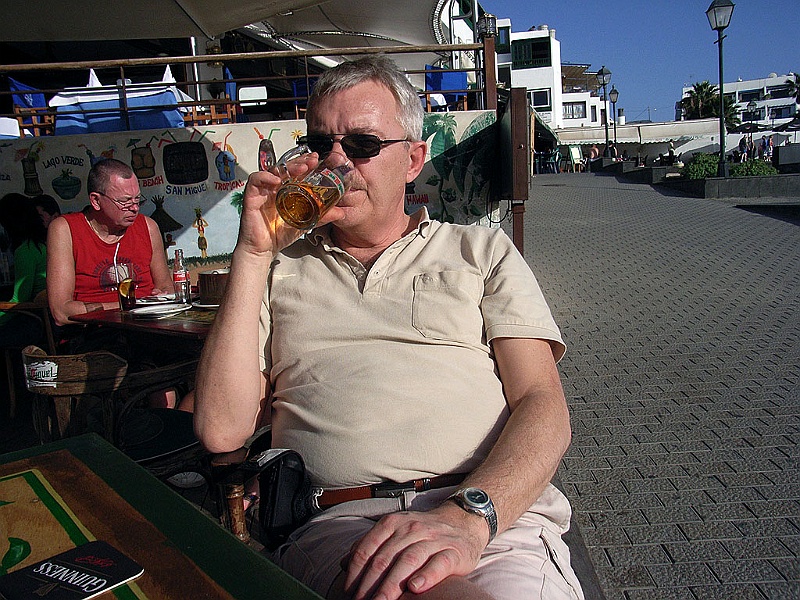 Lanzarote003.jpg - En blek svensk med en San Miguel i handen...