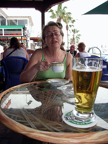 Lanzarote015.jpg - Bibbi dricker kaffe....ölen är min.. :-)