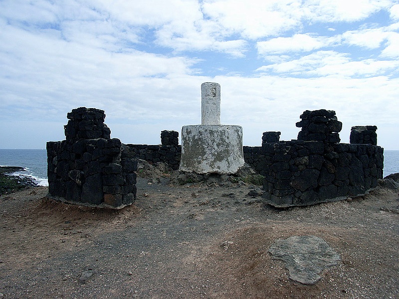 Lanzarote110.jpg - minnesmärke eller avståndssten??