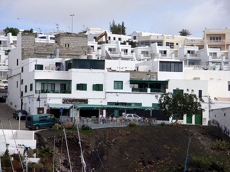 Lanzarote144.jpg - Grävmaskin mitt i smeten..