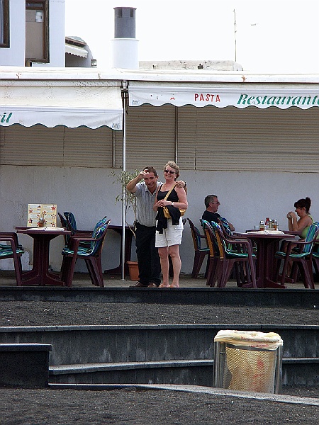 Lanzarote148.jpg - Bibbi och kyparen på en restaurang med god, grillad dagensfångstfisk..