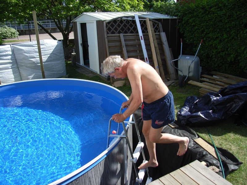 pool027.JPG - dags för premiärdoppet... 20 grader kallt...brrrrr..........